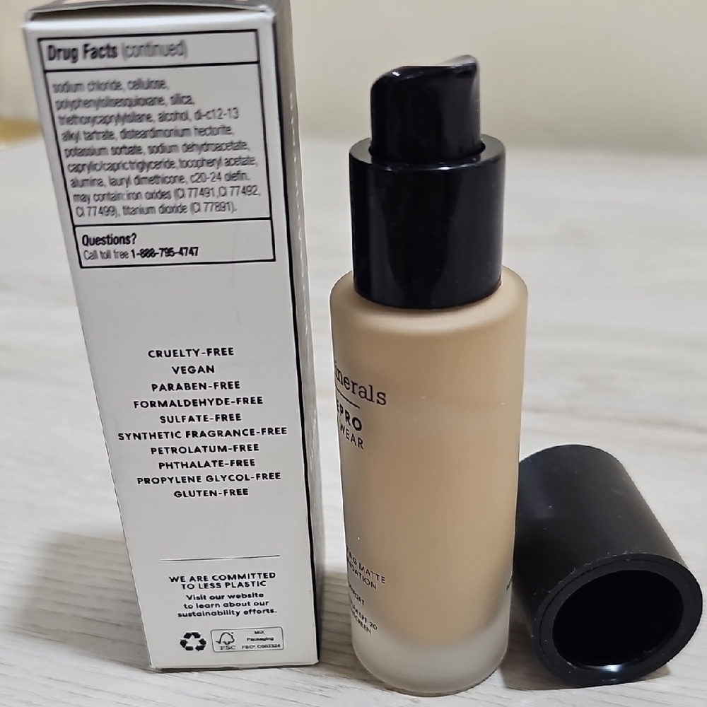 BareMinerals BarePro 24HR Wear Skin Perfecting Matte Foundation - Light 27 Cool - Picture 4 of 5